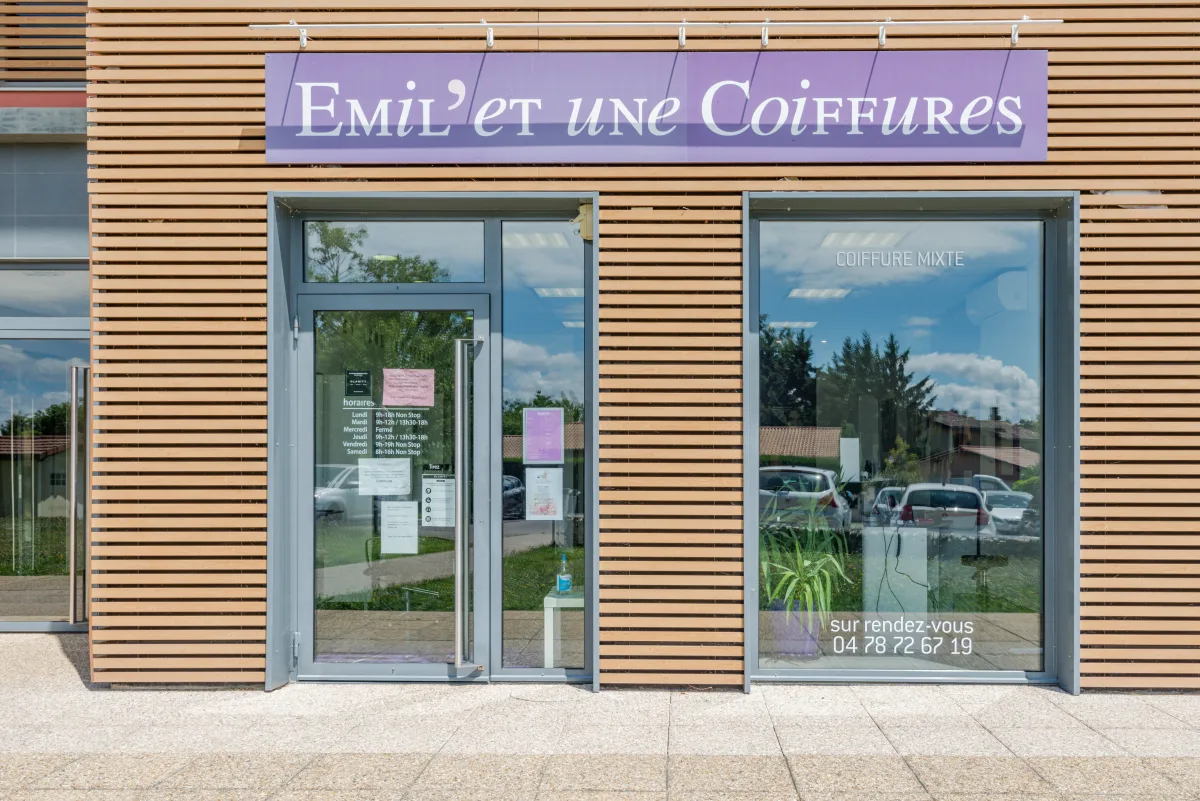 Emil et une coiffure